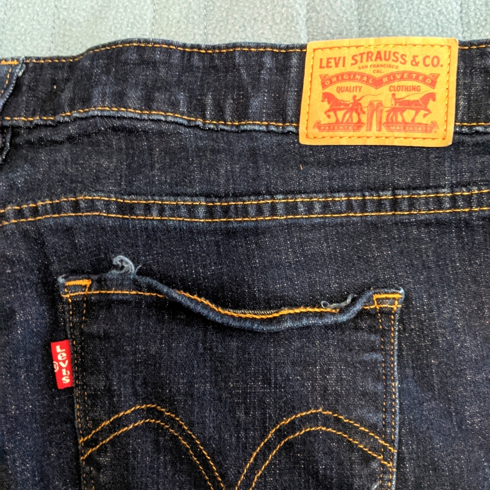 Levi's Classic Plus Size Cuffed Shorts - image 7